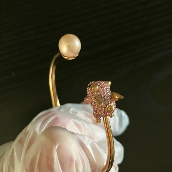 EXCELLENT CONDITION! GORGEOUS!KATE SPADE IMAGINATION FLYING PIG BANGLE BRACELET - Picture 9 of 11